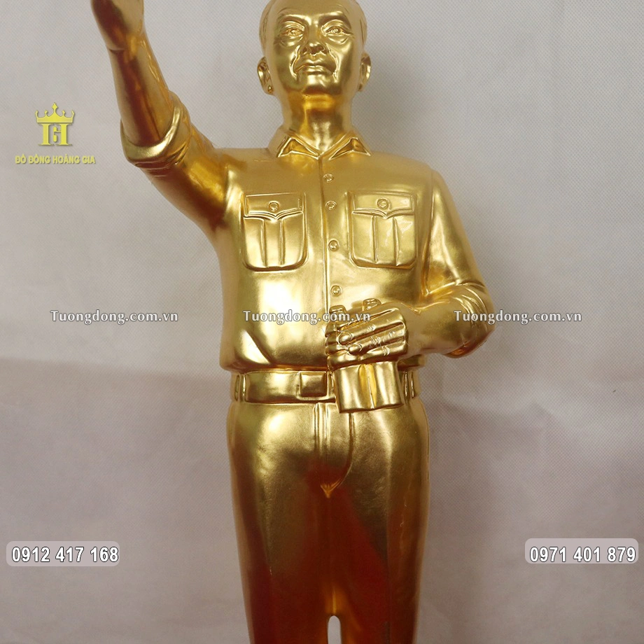 Bác Giáp được đúc theo dáng đứng với một tay cầm ống nhòm, một tay chỉ huy